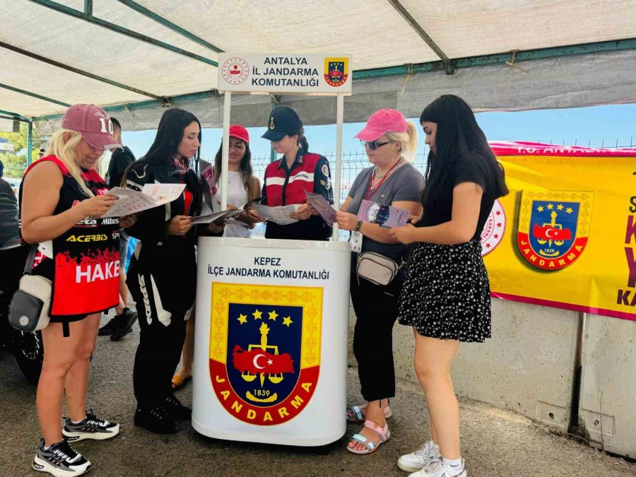 Kadına Şiddete ‘kadına El Kalkamaz’ Pankartıyla Mesaj Verdiler