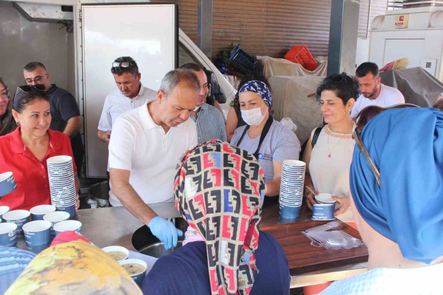 Büyükşehir Belediyesi’nin Aşure İkramları Sürüyor