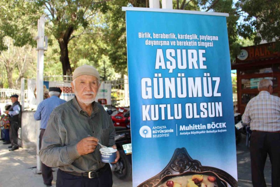 Büyükşehir Belediyesi’nin Aşure İkramları Sürüyor