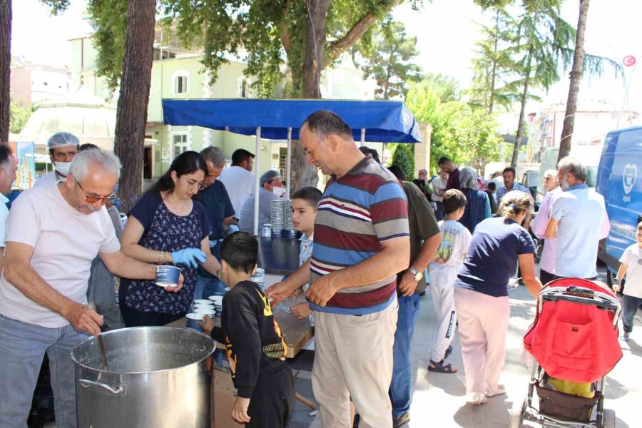 Büyükşehir Belediyesi’nin Aşure İkramları Sürüyor