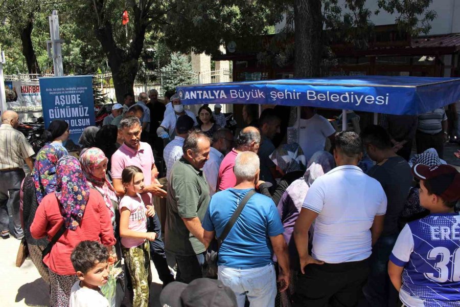 Büyükşehir Belediyesi’nin Aşure İkramları Sürüyor