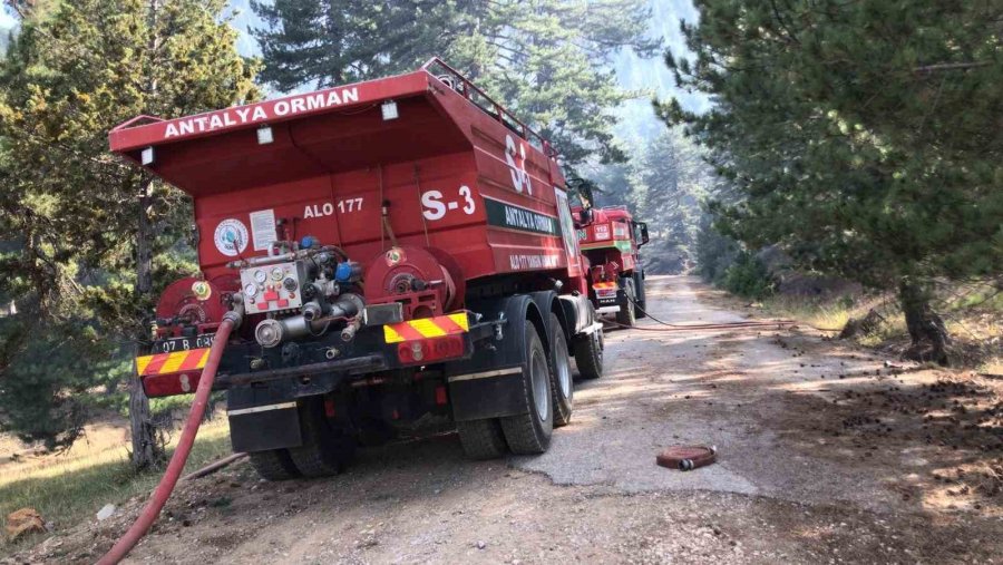 Antalya’da Yangın Kızılçam Ormanına Sıçramadan Söndürüldü