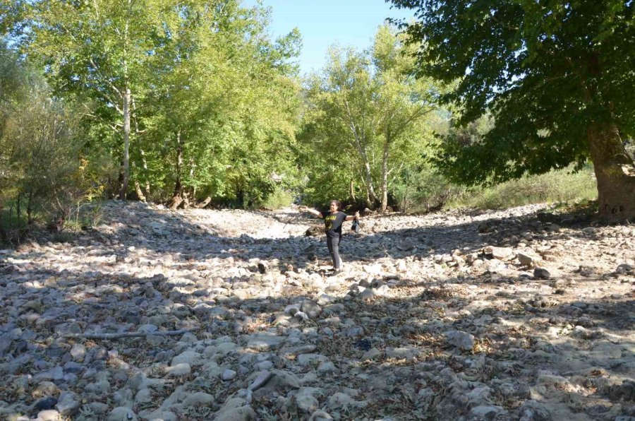 Antalya’da Kuraklık Üzümdere Irmağını Vurdu