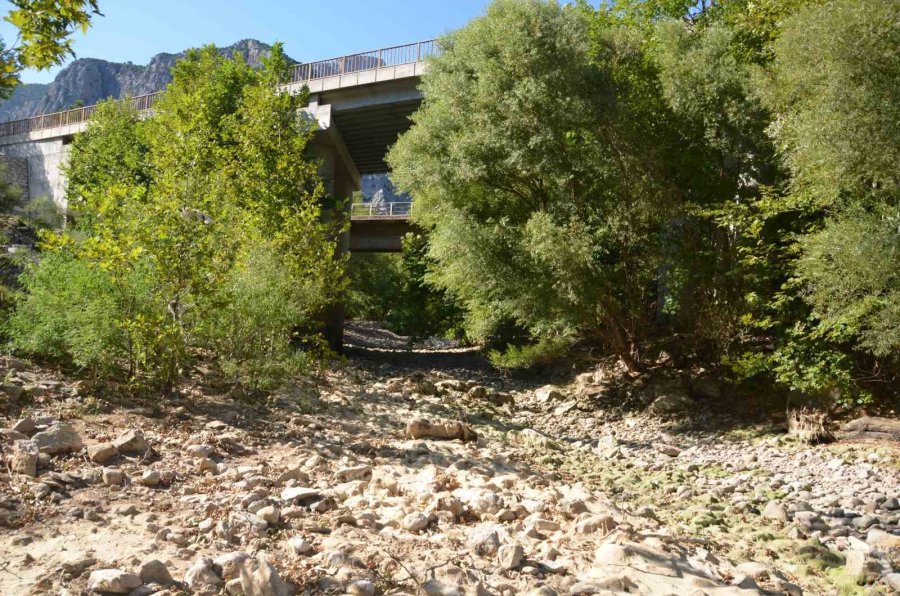 Antalya’da Kuraklık Üzümdere Irmağını Vurdu