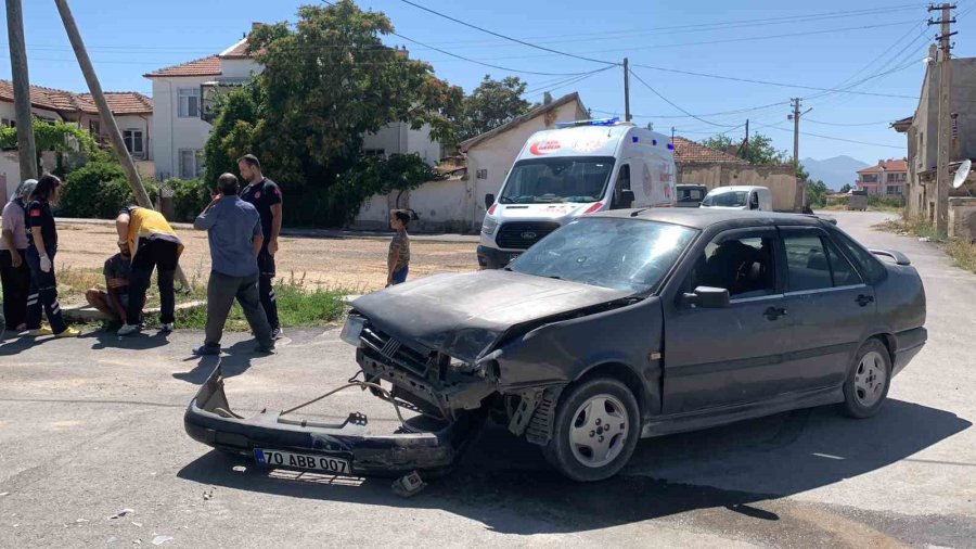 Hafif Ticari Araç İle Otomobil Kavşakta Çarpıştı: 1 Yaralı