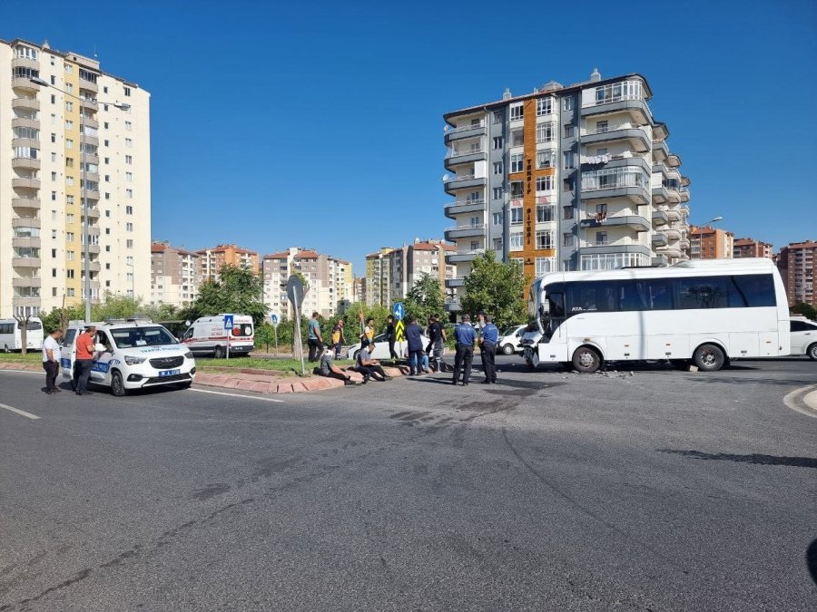 İşçi Servisi İle Kamyon Çarpıştı: 10 Yaralı