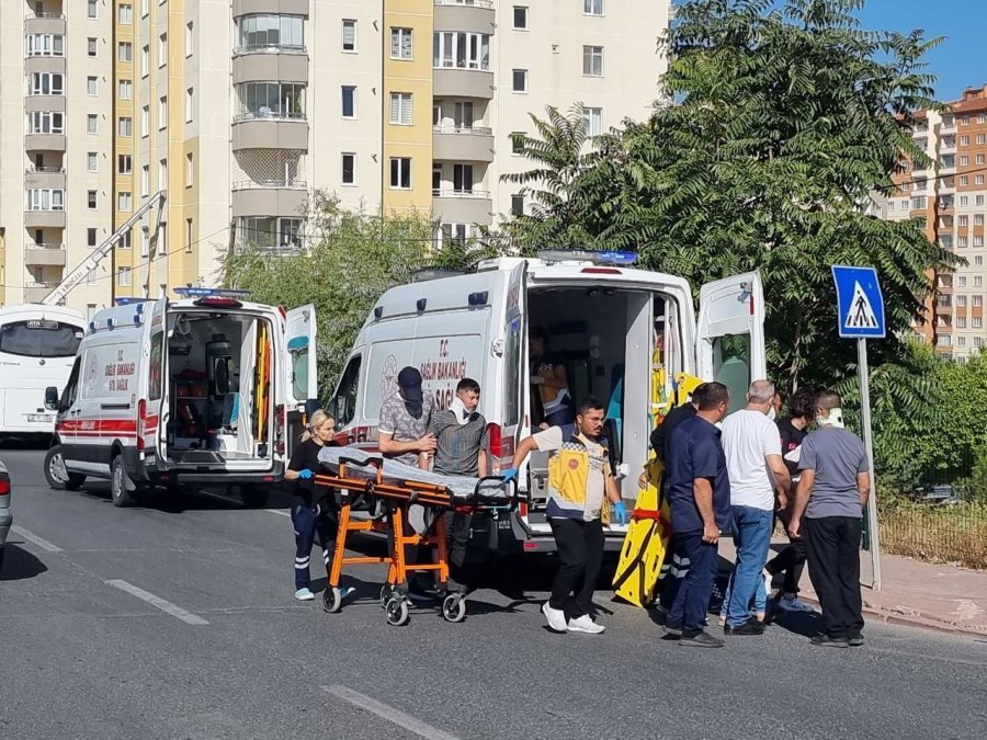 İşçi Servisi İle Kamyon Çarpıştı: 10 Yaralı