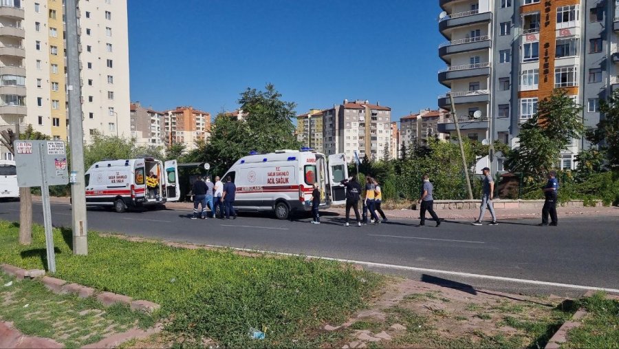 İşçi Servisi İle Kamyon Çarpıştı: 10 Yaralı