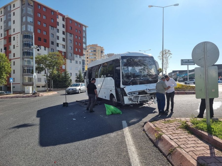 İşçi Servisi İle Kamyon Çarpıştı: 10 Yaralı