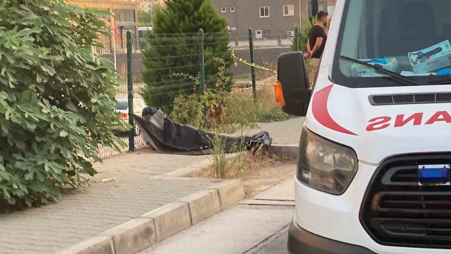 Kaldırımda Ceset Bulundu, Polis Cinayet Şüphesiyle Araştırma Başlattı