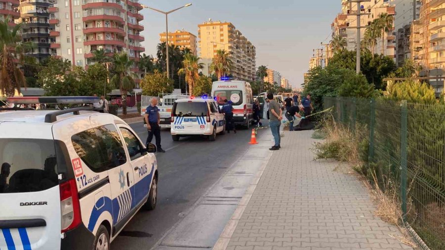 Kaldırımda Ceset Bulundu, Polis Cinayet Şüphesiyle Araştırma Başlattı