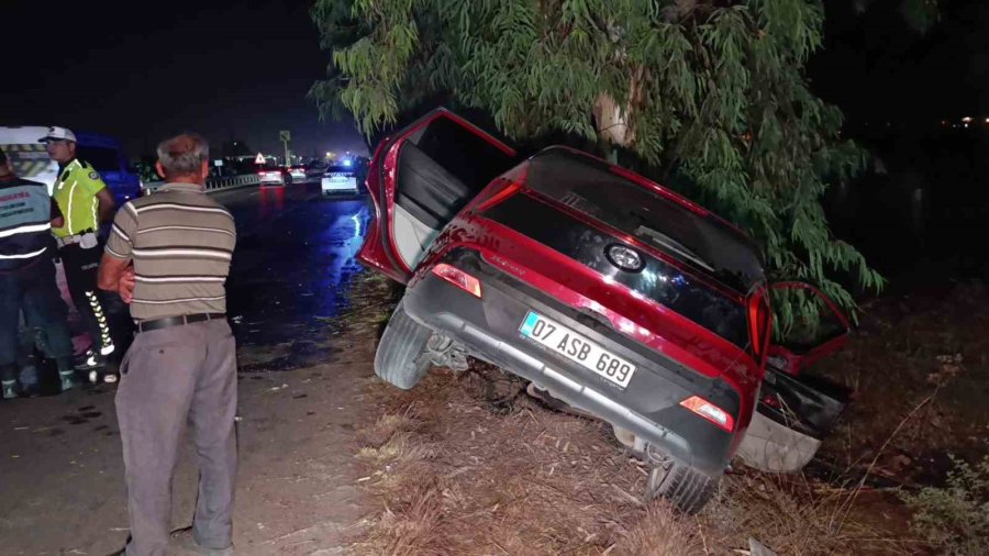 Otomobil Ağaca Çarptı, 2 Kişi Ağır Yaralandı