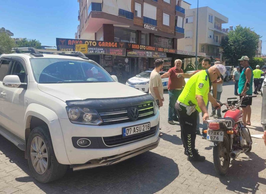 Sağlık Ekiplerini Beklerken Yaralıyı Güneşten Korumak İçin Seferber Oldular