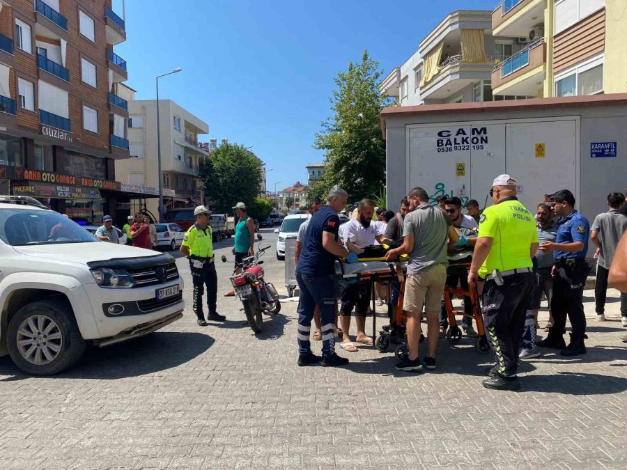 Sağlık Ekiplerini Beklerken Yaralıyı Güneşten Korumak İçin Seferber Oldular