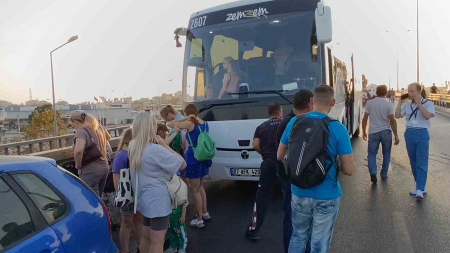 Açılan Arka Kapağının Kapatılması İçin Duran Kamyonet Faciaya Sebep Oldu: 1 Ölü, 3 Yaralı