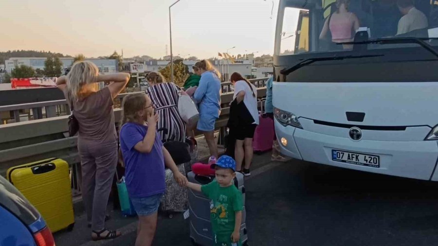 Açılan Arka Kapağının Kapatılması İçin Duran Kamyonet Faciaya Sebep Oldu: 1 Ölü, 3 Yaralı