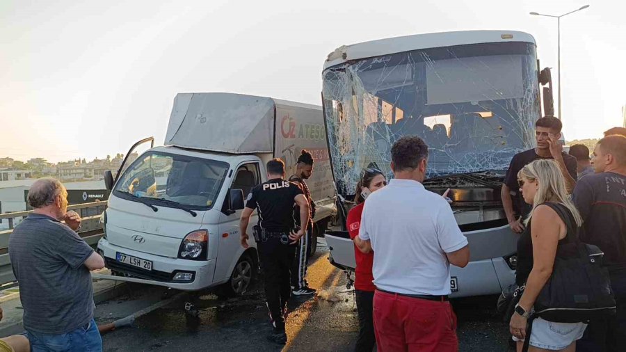 Açılan Arka Kapağının Kapatılması İçin Duran Kamyonet Faciaya Sebep Oldu: 1 Ölü, 3 Yaralı