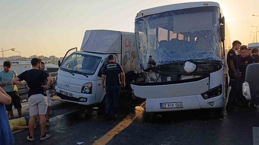 Açılan Arka Kapağının Kapatılması İçin Duran Kamyonet Faciaya Sebep Oldu: 1 Ölü, 3 Yaralı