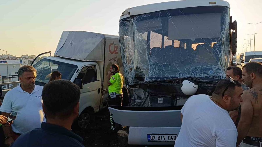 Açılan Arka Kapağının Kapatılması İçin Duran Kamyonet Faciaya Sebep Oldu: 1 Ölü, 3 Yaralı