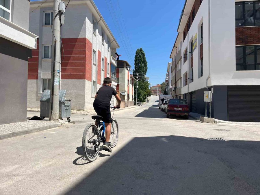 Otomobilin Çarptığı Bisikletli Çocuk Metrelerce Havaya Uçtu, O Anlar Kameraya Yansıdı