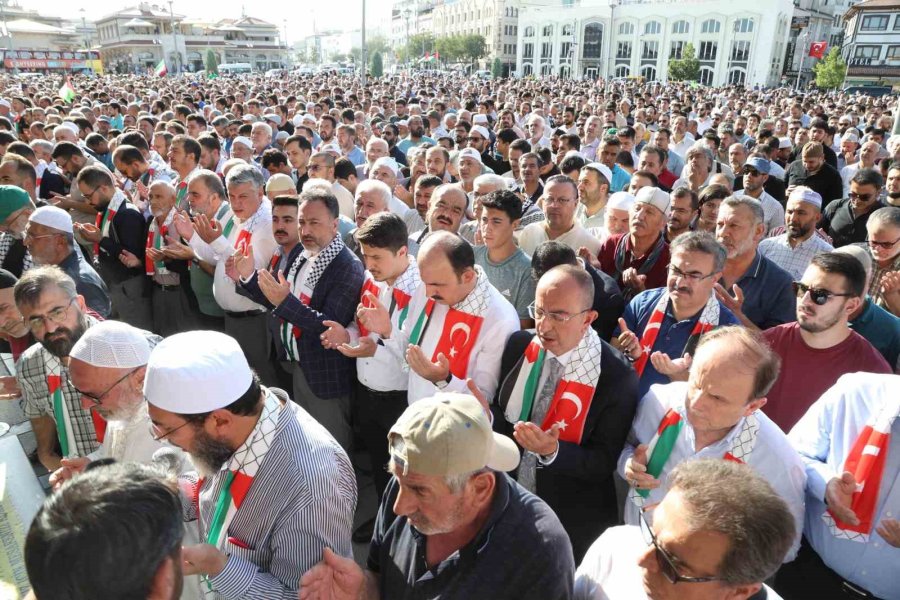 Binlerce Konyalı Şehit İsmail Heniye İçin Gıyabi Cenaze Namazında Buluştu