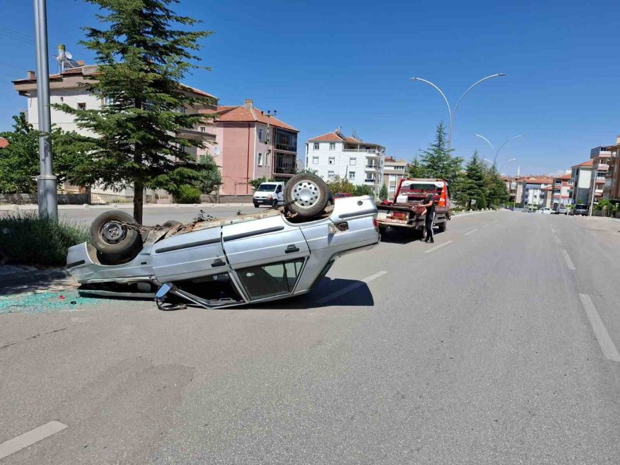 Takla Atan Otomobilin Sürücüsünü Araçtan Vatandaşlar Çıkardı