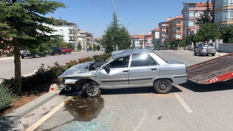 Takla Atan Otomobilin Sürücüsünü Araçtan Vatandaşlar Çıkardı