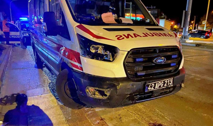 Ambulansla Motosiklet Çarpıştı: 1 Yaralı