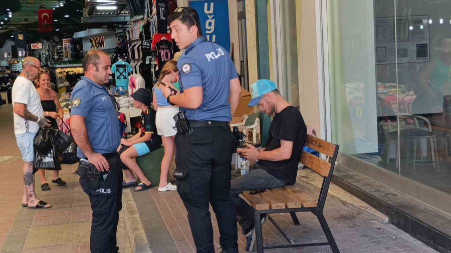 Aldığı Uyuşturucunun Etkisi Sıcakla Birleşince Kriz Geçirip Yere Yığıldı, O Anlar Kameraya Yansıdı