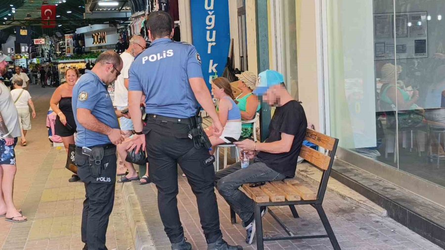 Aldığı Uyuşturucunun Etkisi Sıcakla Birleşince Kriz Geçirip Yere Yığıldı, O Anlar Kameraya Yansıdı