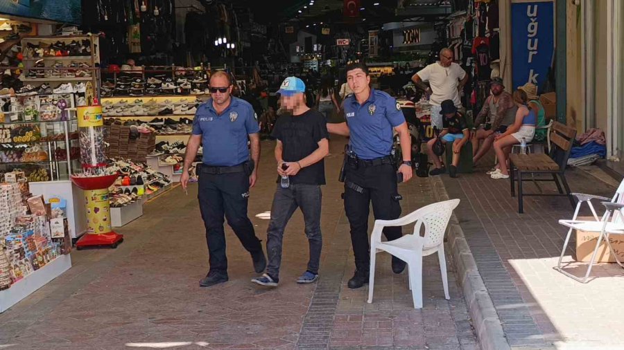 Aldığı Uyuşturucunun Etkisi Sıcakla Birleşince Kriz Geçirip Yere Yığıldı, O Anlar Kameraya Yansıdı