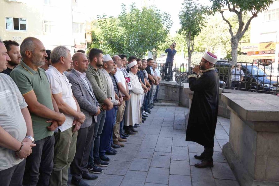 Kayseri Ve Niğde’de Vatandaşlar İsmail Haniye İçin Meydana İndi