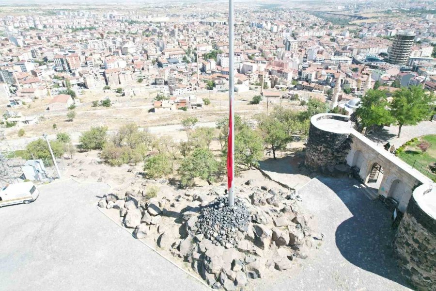 İç Anadolu’da Bayraklar Yarıya İndirildi