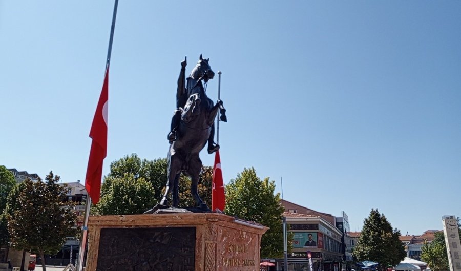 İç Anadolu’da Bayraklar Yarıya İndirildi