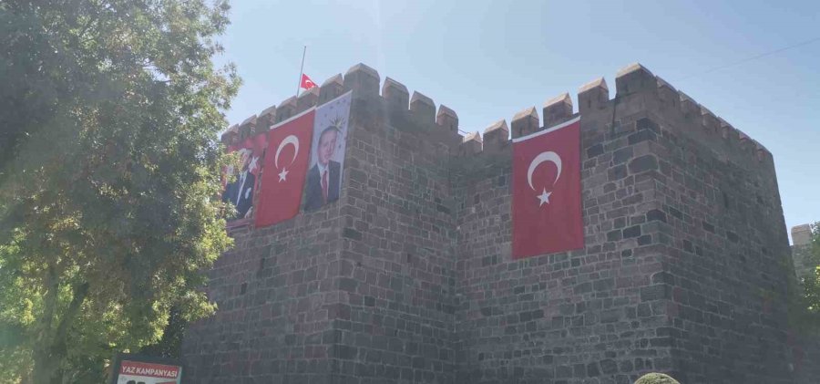 İç Anadolu’da Bayraklar Yarıya İndirildi