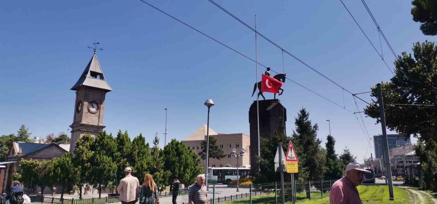 İç Anadolu’da Bayraklar Yarıya İndirildi