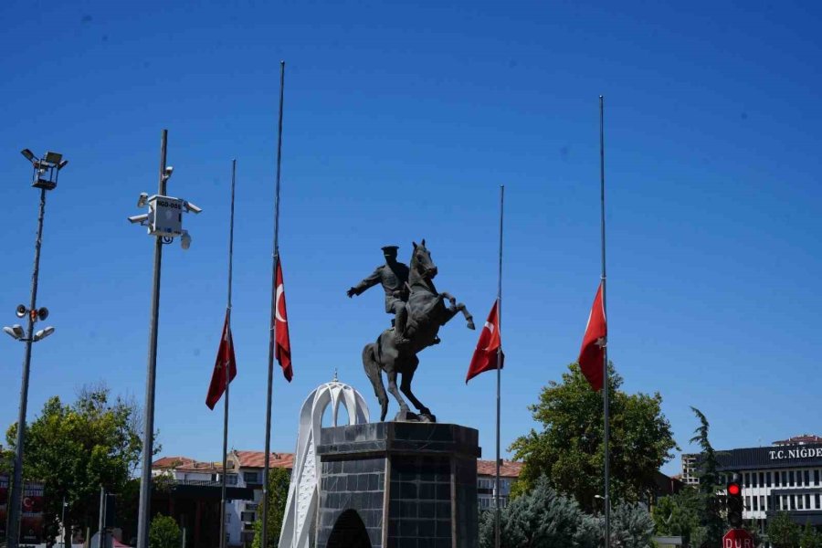 İç Anadolu’da Bayraklar Yarıya İndirildi