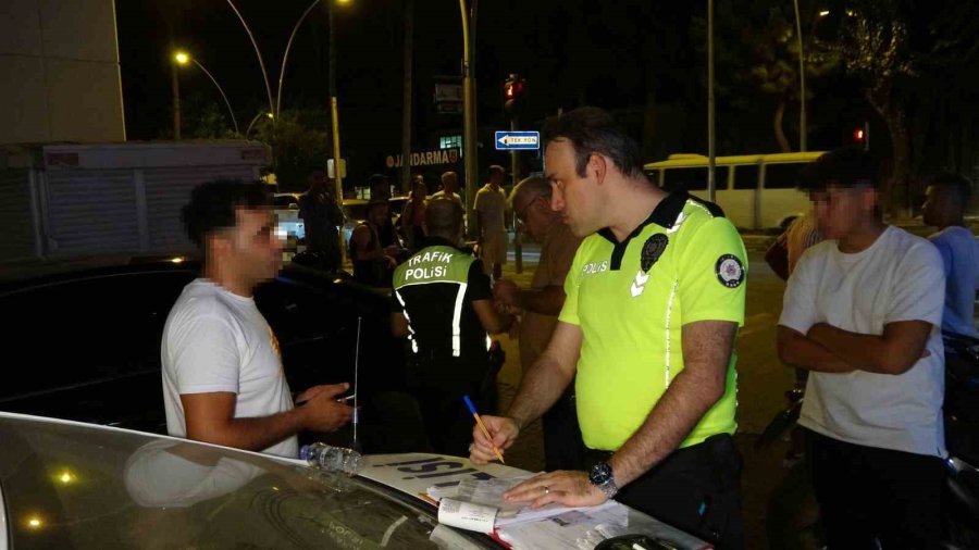 Motosikleti Polisin Üzerine Sürüp Kaçtı, Plakasına Sadece 2 Bin 196 Tl Ceza Yazılabildi