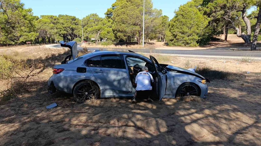 Takla Atan Lüks Otomobilin Plakalarını Söküp Üzerini Çarşafla Kapattılar