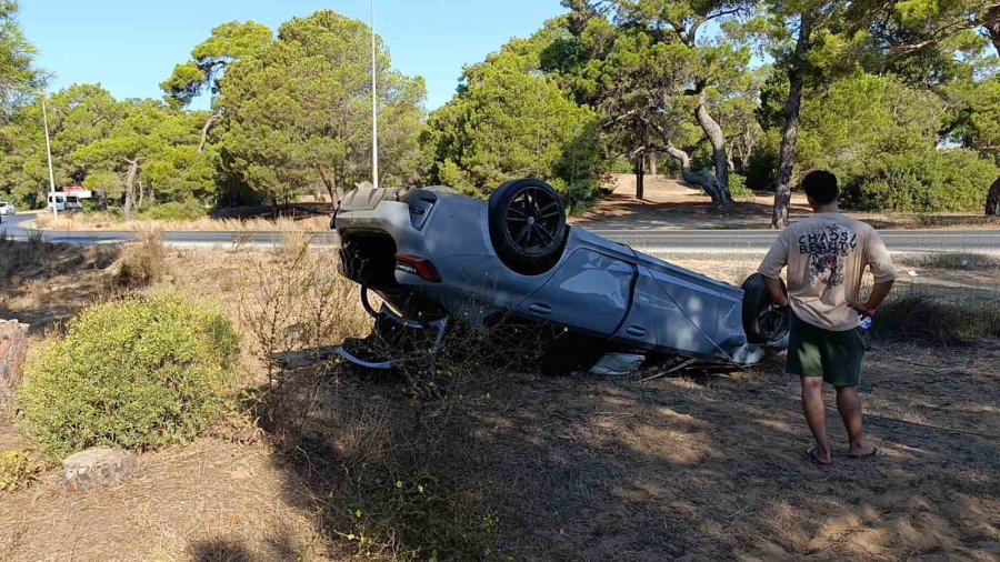 Takla Atan Lüks Otomobilin Plakalarını Söküp Üzerini Çarşafla Kapattılar