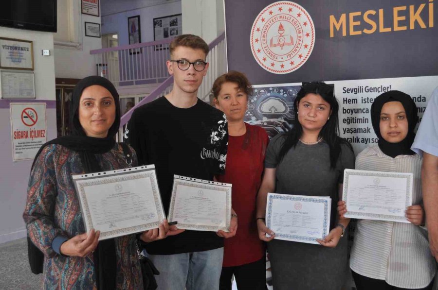 Lisede İlgi Duydukları Alanlarda Staj Yaparak Hem Mezun Oldular Hem De Meslek Öğrendiler