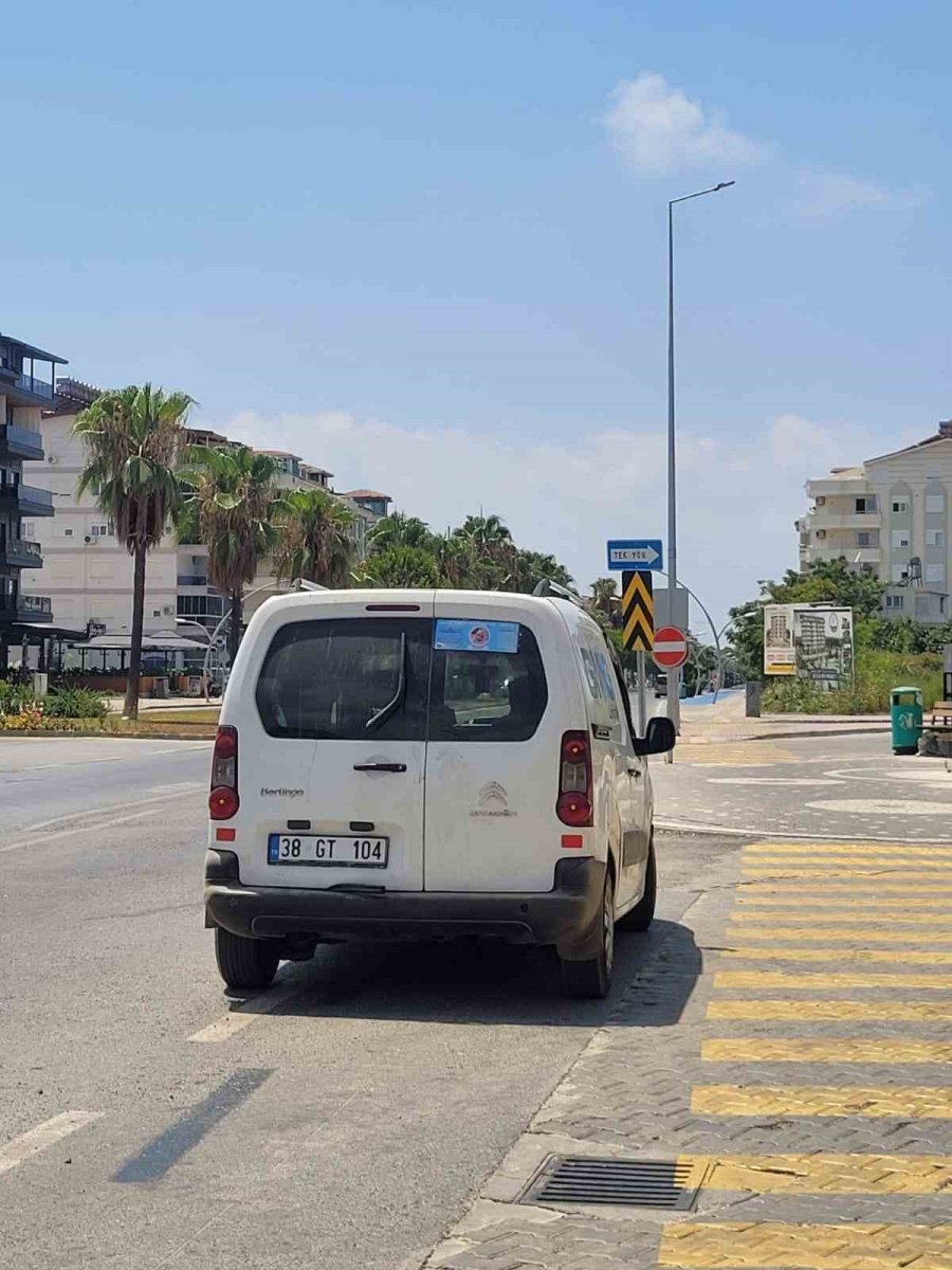 Hafif Ticari Araç İle Motosiklet Çarpıştı: 1 Yaralı