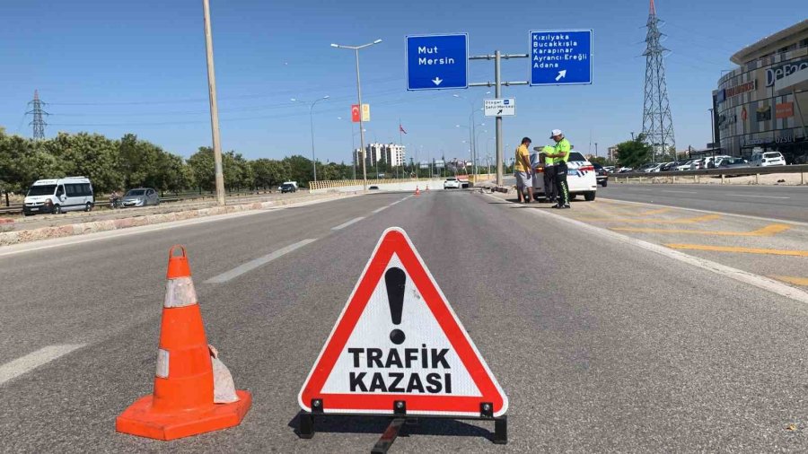 Trafik Levhasına Çarpan Otomobil 50 Metre Savruldu