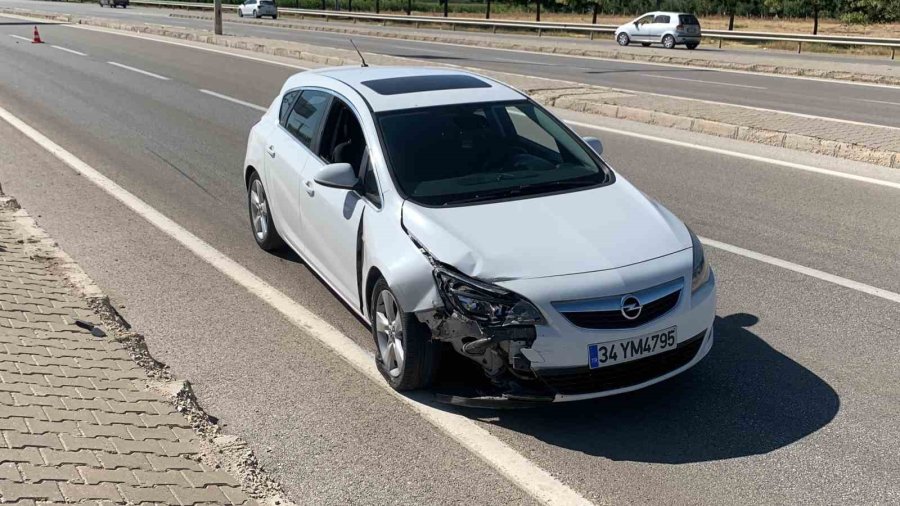 Trafik Levhasına Çarpan Otomobil 50 Metre Savruldu