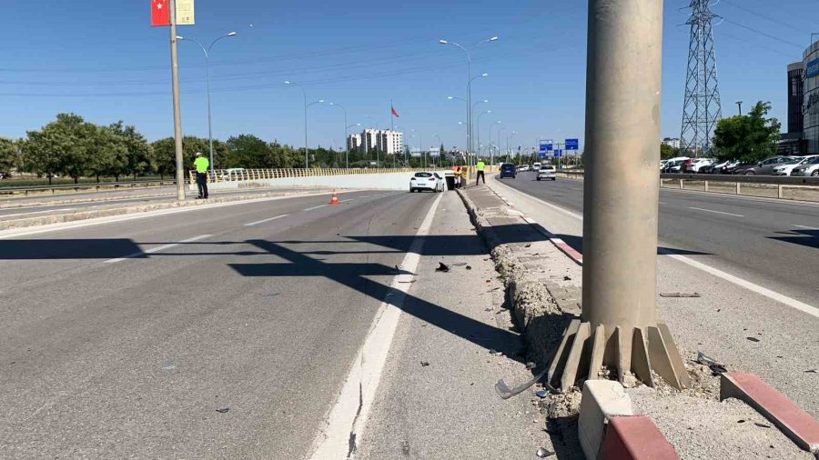 Trafik Levhasına Çarpan Otomobil 50 Metre Savruldu