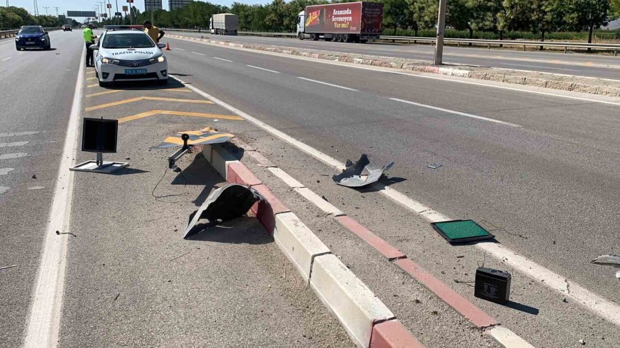 Trafik Levhasına Çarpan Otomobil 50 Metre Savruldu