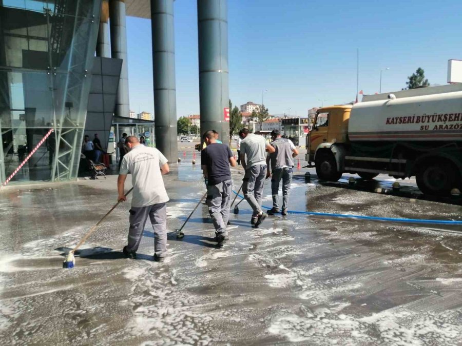 Büyükşehir’den Şehirlerarası Otobüs Terminali’nde Kapsamlı Temizlik