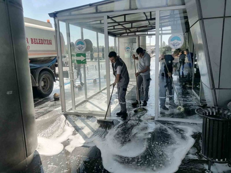 Büyükşehir’den Şehirlerarası Otobüs Terminali’nde Kapsamlı Temizlik