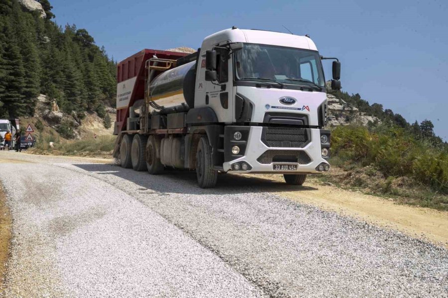 Erdemli’de İçmeler Mevkinin Yolu Yapıldı