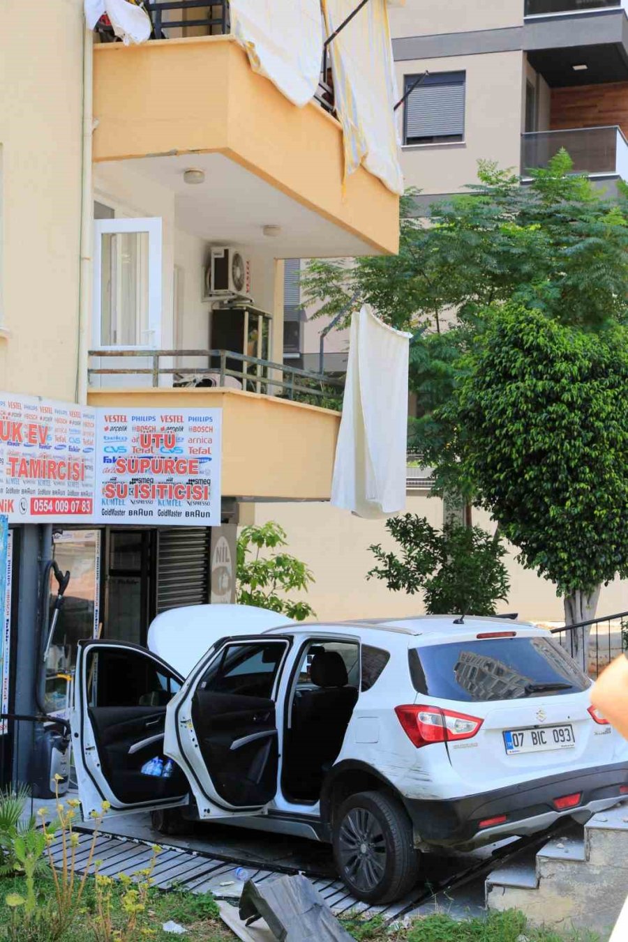 Apartman Bahçesine Uçan Araç Açık İşyerine Santimetreler Kala Durabildi